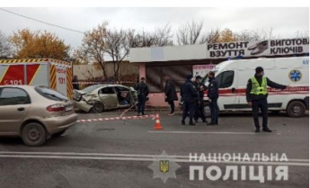 В Харькове авто влетело в остановку: много пострадавших, фото и видео