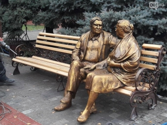 В Запорожье скульптура пенсионеров осталась без ноги (фото)