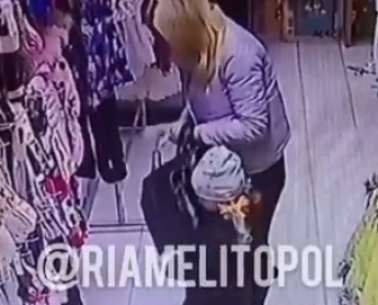 В Мелитополе молодая женщина обокрала магазин на глазах у собственной дочери (видео)