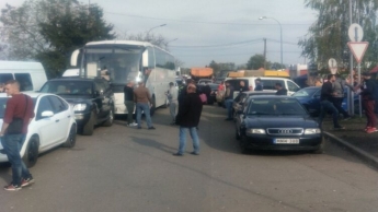 На границе Украины с Венгрией образовалась очередь из полутора сотен авто. Фото