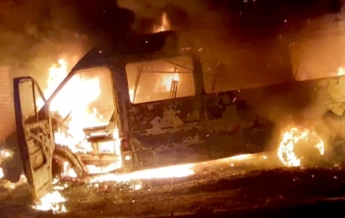 В Николаеве сожгли маршрутку Mercedes