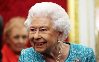 Елизавета II после слухов о передаче престола впервые надела важный аксесуар