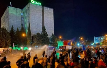 В Тбилиси протестующих разгоняли водометами (видео)