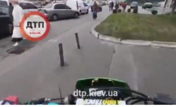 Сбили пакетом: в Киеве произошло необычное ДТП с мотоциклистом, видео