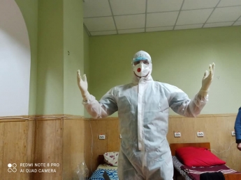 Как выглядят врачи ковидного госпиталя в Мелитополе, отправляющиеся на дежурство (фото)
