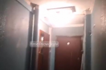 В Киеве из-за прорыва водопровода в многоэтажке образовался водопад: видео