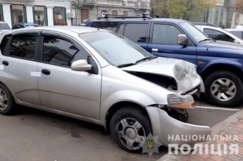 В Одессе женщина угнала автомобиль такси и попала на нем в ДТП (видео)