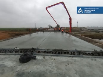 Мост через реку Молочную под Мелитополем уже бетонируют (фото)