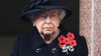 Королева Елизавета впервые с начала эпидемии вышла на люди в маске: фото