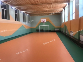 Занятия в новом спортивном зале школы в Мелитополе все таки начались, но с оговорками (видео)