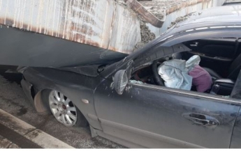 В России балка рухнула прямо на проезжавшее авто, водитель выжил чудом: фото и видео