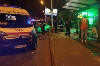 В Одессе автомобиль влетел в остановку: четыре человека пострадали