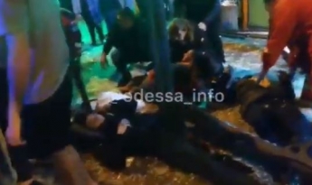 Люди на остановке лежат на осколках: жуткие видео из Одессы, снятые в первые минуты после ДТП