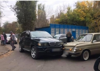 Как в анекдоте: в Одессе старый "Запорожец" и дорогой внедорожник попали в ДТП, фото
