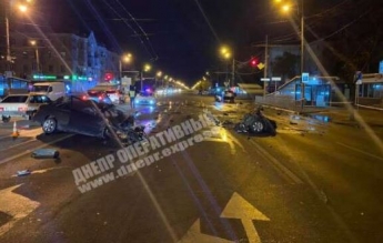 В Днепре на Слобожанском проспекте столкнулись пять автомобилей: в аварии умерла девушка (видео момента)