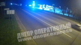 В Днепре злоумышленники на Opel устроили погоню и наехали на полицейского (видео)