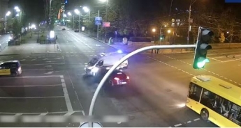 Водитель пронесся на красный: появилось видео момента серьезного ДТП со "скорой" в Киеве