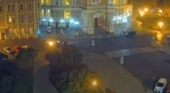 В Одессе "гонщик" на скорости протаранил два авто и сбежал с места: момент попал на видео