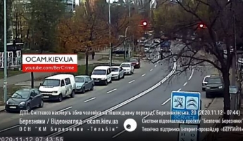 В Киеве мусоровоз задавил насмерть мужчину: жуткий момент попал на видео