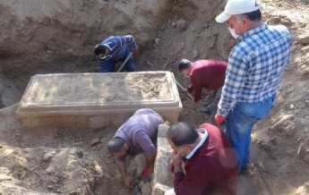 В Турции "черные археологи" случайно нашли саркофаг с портретом Медузы Горгоны: фото