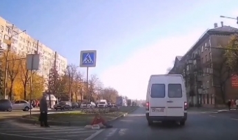 За сбитого пешехода водитель маршрутки в Запорожье заплатит штраф (видео)