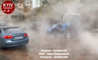 Можно снимать сцены апокалипсиса: в Киеве из-за прорыва трубы улицу окутал горячий пар, видео