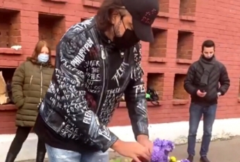 "Я отпускаю тебя": Киркоров осыпал цветами могилу любимой женщины и не сдержал эмоций