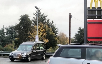 Работники ритуальной службы отправились на обед с покойником в машине (фото)