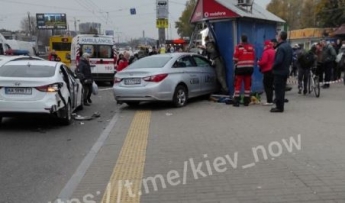 В Киеве такси вылетело на тротуар и врезалось в МАФ - много погибших: фото и видео