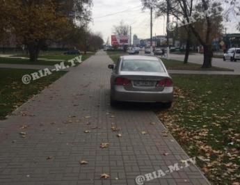 В Мелитополе водитель-хам едва не сбил ребенка на тротуаре (фото)