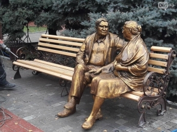 В Запорожье демонтировали скульптуру "Памятник родителям"