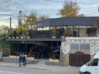 Десятки полицейских и сотрудников СБУ у ресторана в Мелитополе - что известно на данный момент (фото, видео)