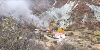 Жители Карабаха начали сжигать свои дома