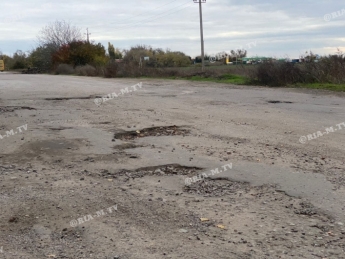 В Мелитополе убитую дорогу района отремонтирует город (фото)