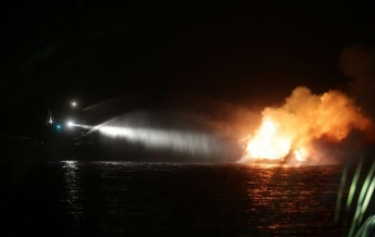 В Киеве на Днепре сгорела яхта (фото, видео)