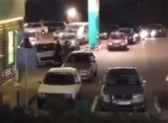 В Мелитополе перед карантином выходного дня водители "атаковали" АЗС (видео)
