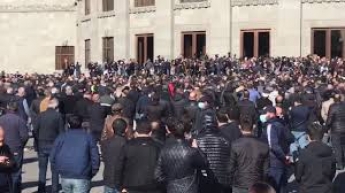 Армению всколыхнула новая волна протестов из-за соглашения по Карабаху: видео