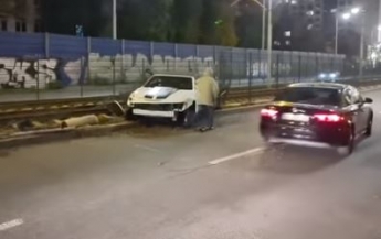В Киеве лихач на скорости снес 50 метров ограждения и парализовал движение транспорта: видео