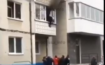 Ловили со второго этажа: под Одессой из пылающей квартиры спасли двух пенсионеров, видео