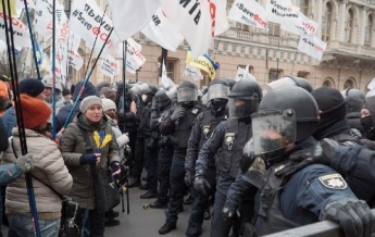 Под Радой начались стычки между митингующими и полицией: эксклюзивные фото и видео