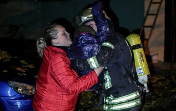 В Киеве произошел мощный пожар в многоэтажке, людей спасали из огня: видео