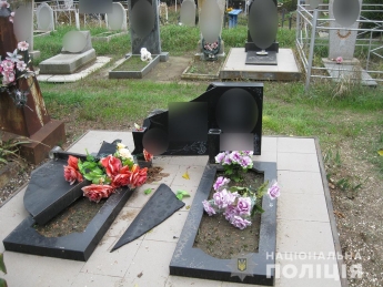 Правоохранители задержали вандалов, надругавшимися над могилами в Запорожской области (фото)