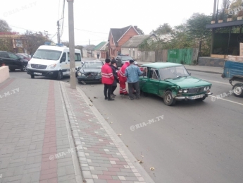 В Мелитополе в центре города Мерседес врезался в ВАЗ – есть пострадавшие (фото)