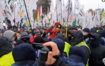 В Киеве митингующие попытались ворваться в Раду: эксклюзивное видео