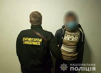 В Мелитополе в подъезде многоэтажки задержали наркозакладчика (фото)