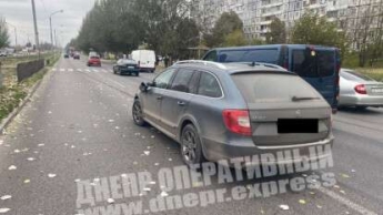 В Днепре на Донецком шоссе водитель на Skoda сбил женщину: видео момента ДТП (18+)