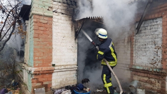 В Запорожской области два экипажа спасателей тушили масштабный пожар в частном доме (фото)