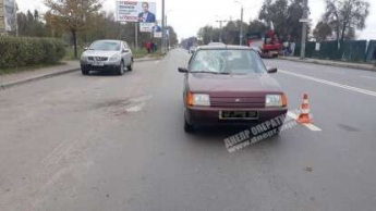 В Днепре на улице Березинской ЗАЗ на скорости сбил девушку: видео момента ДТП
