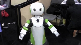 В Японии магазин "нанял" робота, который следит за соблюдением масочного режима (видео)