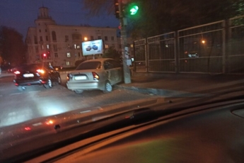В центре Запорожья автомобиль вылетел на тротуар (ФОТО)